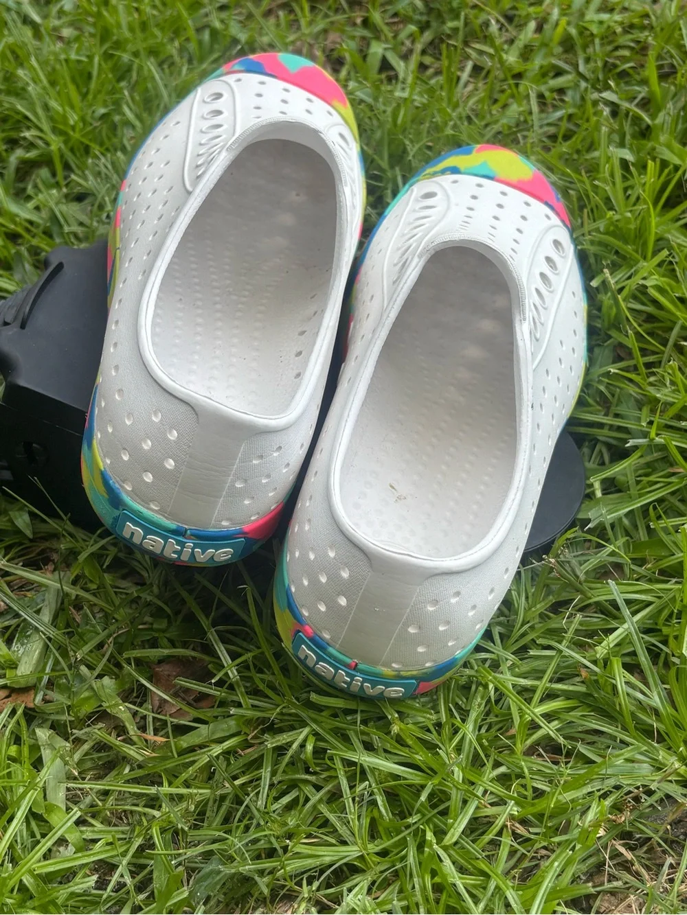 Native Kids Water Shoes in White with Neon Pink, Yellow & Blue Toe Size 9